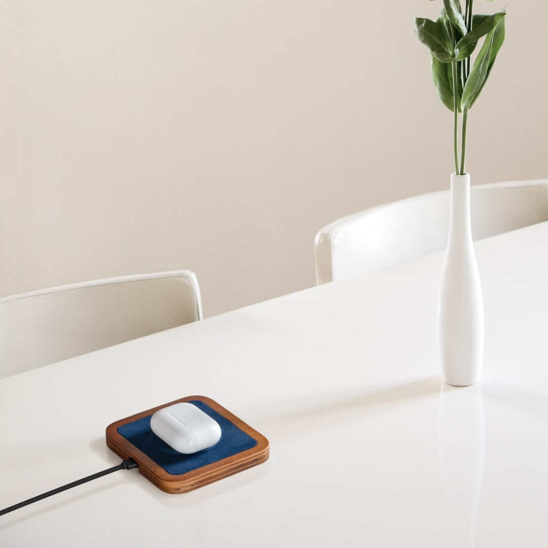 UNO Alcantara Blue - Single-Coil MagSafe Oak Wireless Charger